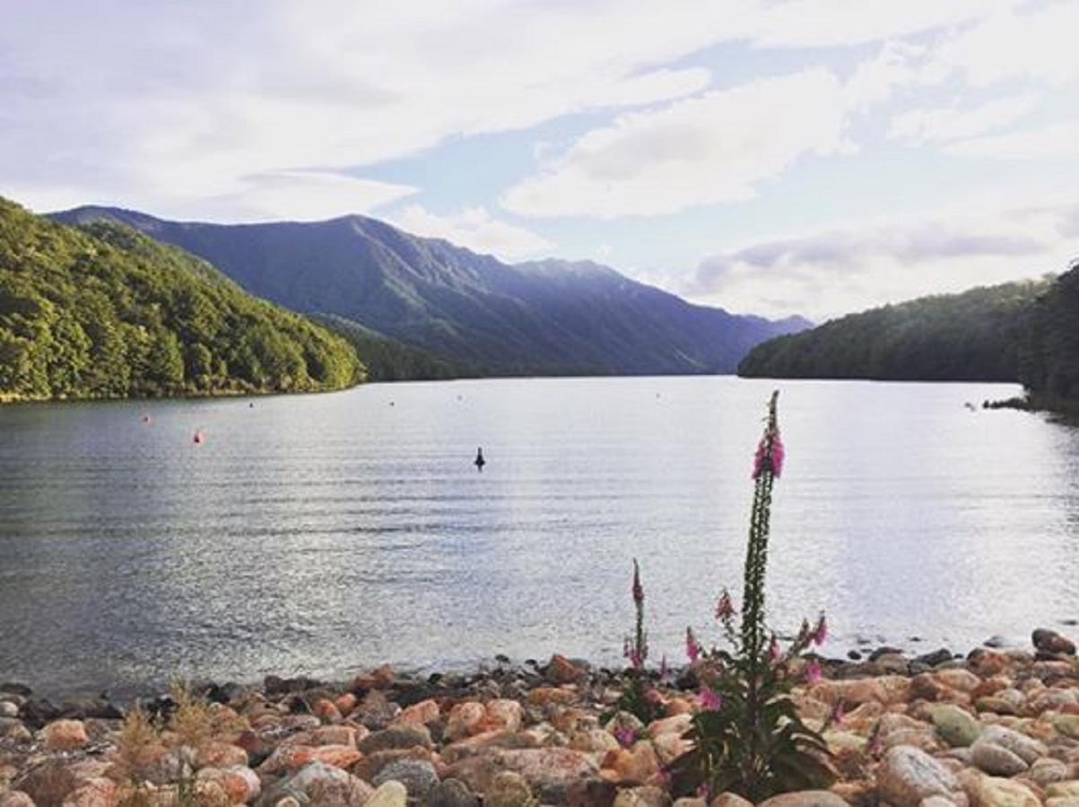 Mountains Edge Cabins Monowai Extérieur photo