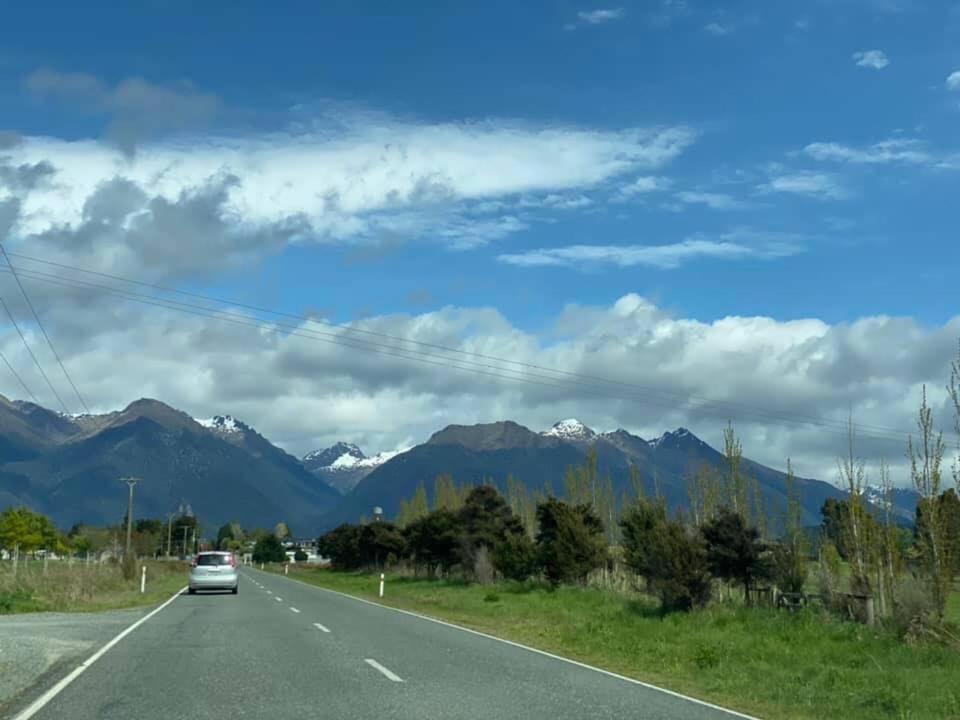 Mountains Edge Cabins Monowai Extérieur photo